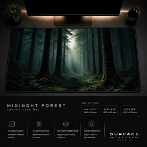 Puede incluir: Alfombrilla de escritorio rectangular con una escena de bosque oscuro, árboles altos y un camino. La alfombrilla tiene bordes cosidos y una superficie lisa y antideslizante. Se muestra el texto "MIDINGHT FOREST" y "LUXURY DESK MAT". Disponible en 80cm x 30cm, 90cm x 40cm y 100cm x 50cm.
