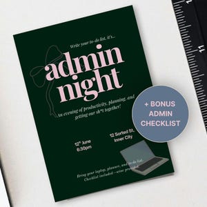Może przedstawiać: Ciemnozielony ulotka reklamująca "admin night" z różowym tekstem. Ulotka zawiera datę, godzinę i miejsce, a także dodatkową listę kontrolną administratora. Dołączona jest również grafika laptopa.