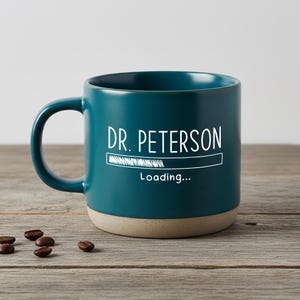 Läkaren laddar mugg, personlig läkare pågående mugg, studentläkare presentidé, framtida läkare kopp, rolig läkare kaffemugg