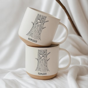 Mug en céramique personnalisé pour couple, cadeau de mariage, mug pour couple avec initiales gravées dans un arbre en forme de cœur, cadeau de fiançailles, cadeau pour jeunes mariés