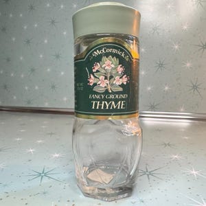 Słoik McCormick Fancy Ground Thyme z zieloną etykietą i pokrywką, szklana butelka na przyprawy