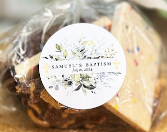 Könnte beinhalten: Ein weißer runder Aufkleber mit einem Aquarell-Blumenmuster und goldenen Akzenten. Der Aufkleber lautet "Samuel's Baptism" und "July 23, 2024".