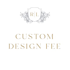 以下が含まれることがあります： 「CUSTOM DESIGN FEE」というテキストと、花柄で囲まれた「R|L」のイニシャルが入った青と白の盾が描かれた金色のグラフィックです。