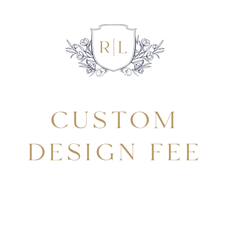 Pu&ograve; includere: Una grafica dorata con il testo "CUSTOM DESIGN FEE" e uno scudo blu e bianco con le iniziali "R|L" circondato da motivi floreali.