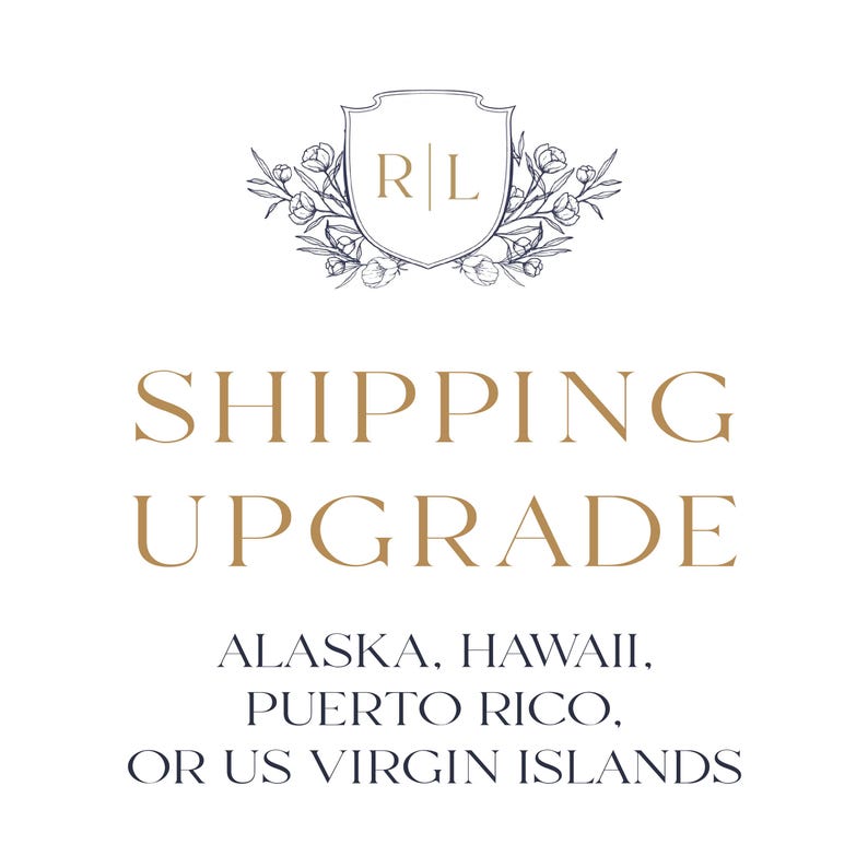 K&ouml;nnte beinhalten: Eine goldene Grafik mit dem Text "SHIPPING UPGRADE" und den Worten "ALASKA, HAWAII, PUERTO RICO, OR US VIRGIN ISLANDS" in kleinerer Schrift darunter. Oben auf der Grafik befindet sich ein blaues und wei&szlig;es Wappen mit den Buchstaben "R|L".