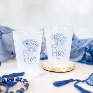 Summer Hydrangea Wedding Cups: Custom Script, Modern Plastic Drinkware