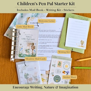 Puede incluir: Un kit de iniciación de correspondencia para niños que incluye un libro de anillas, una carta de bienvenida, tarjetas, un kit de escritura con papel rayado y una hoja de pegatinas. Los artículos muestran ilustraciones de un conejo y un buzón.