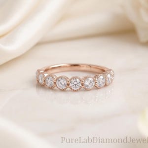 Anel de eternidade com diamantes redondos cultivados em laboratório, aliança de casamento com detalhes em milgrain, anel empilhável em ouro maciço 14K ou 18K
