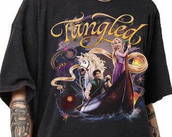 レトロなディズニーの塔の上のラプンツェルTシャツ、ラプンツェルプリンセスTシャツ、ディズニーガールトリップTシャツ、ラプンツェルとフリン・ライダーの2026年カップルバケーションシャツ、マジックキングダム