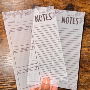 K&ouml;nnte beinhalten: Hellgraue Predigtnotizen mit floralen Akzenten und dem Wort "NOTES" oben. Die Notizen enthalten Abschnitte f&uuml;r Predigtthema, Datum, Schl&uuml;sselverse, Kernpunkte und Reflexion. Das Papier ist liniert und hat eine halbtransparente Folie.