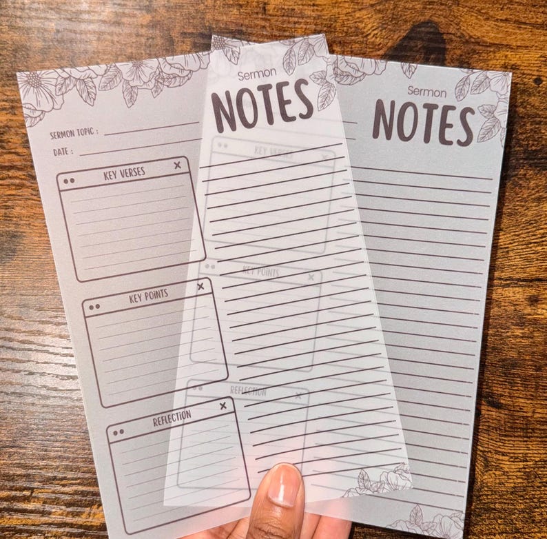 K&ouml;nnte beinhalten: Hellgraue Predigtnotizen mit floralen Akzenten und dem Wort "NOTES" oben. Die Notizen enthalten Abschnitte f&uuml;r Predigtthema, Datum, Schl&uuml;sselverse, Kernpunkte und Reflexion. Das Papier ist liniert und hat eine halbtransparente Folie.