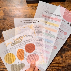 K&ouml;nnte beinhalten: Mehrere durchscheinende Papierb&ouml;gen mit religi&ouml;sen Texten und Grafiken. Die Bl&auml;tter enthalten Titel wie "Die 9 Fr&uuml;chte des Geistes", "Die R&uuml;stung Gottes" und "Prim&auml;re hebr&auml;ische Namen Gottes". Der Text ist auf Englisch, mit einigen hebr&auml;ischen Begriffen.