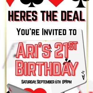 Può includere: Un invito a una festa di compleanno a tema carte da gioco. Il testo "HERES THE DEAL" e "YOU'RE INVITED TO" sono in alto. L'invito è per il 21° compleanno di Ari sabato 6 settembre alle 21:00. Simboli di carte rosse e nere agli angoli.