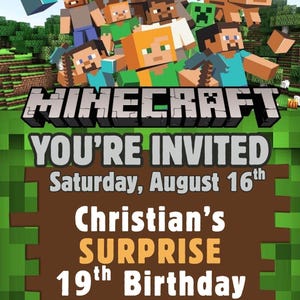 Può includere: Un invito a tema Minecraft con personaggi pixelati e il logo del gioco. L'invito recita "Sei invitato" e annuncia il 19° compleanno di Christian il 16 agosto. Lo sfondo è verde e marrone.