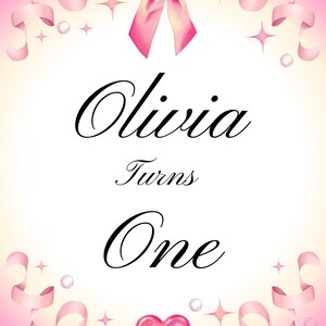 Puede incluir: Diseño de tarjeta de cumpleaños rosa y blanco con el nombre "Olivia" y el texto "Turns One". La tarjeta presenta un lazo rosa, cintas, estrellas y un corazón. El fondo tiene un degradado de rosa y blanco.