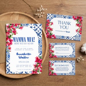Puede incluir: Un conjunto de papelería para baby shower con patrones de azulejos azules y blancos y flores de buganvilla rosas. Las tarjetas incluyen texto como Mamma Mia! Here We Go Again, Annabelle Walter, Thank You, Diaper Raffle y Books for Baby.