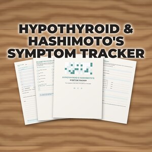 Puede incluir: Un conjunto de documentos Hypothyroid & Hashimoto's Symptom Tracker que incluye una portada con un gráfico de cuadrícula en azul verdoso y blanco, junto con páginas de registro diario y resumen con casillas y líneas para notas.