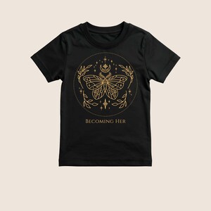 彼女になる蛾Tシャツ、天上の蛾Tシャツ、スピリチュアルな変容Tシャツ、魔女風の服、女性的な成長グラフィックTシャツ