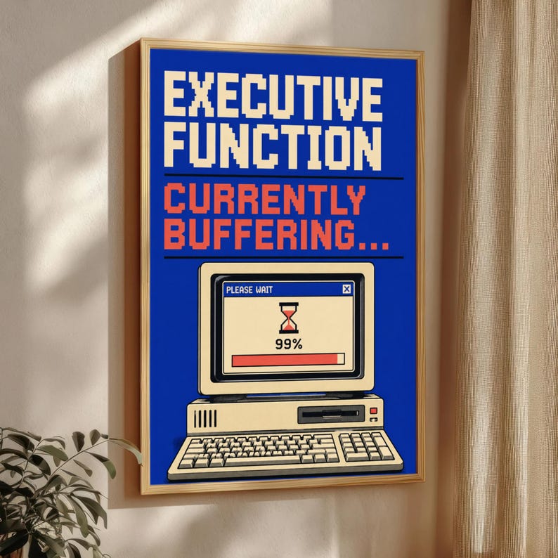 K&ouml;nnte beinhalten: Ein rechteckiges Wandposter mit blauem Hintergrund, das den wei&szlig;en verpixelten Text EXECUTIVE FUNCTION und den orangen Text CURRENTLY BUFFERING zeigt. Darunter ein beiger Vintage-Computer mit einem Ladefenster und Sanduhr-Symbol.