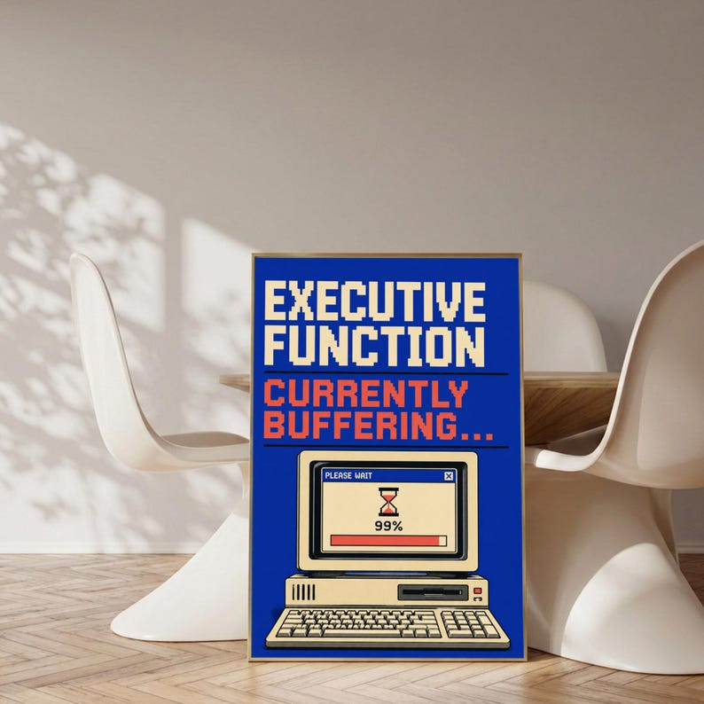 K&ouml;nnte beinhalten: Ein rechteckiger Wandkunstdruck mit blauem Hintergrund und dem Text EXECUTIVE FUNCTION sowie CURRENTLY BUFFERING in Pixel-Schriftart. Darunter zeigt ein beigefarbener Vintage-Computer ein Ladefenster mit einer Sanduhr und 99% Fortschritt.