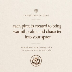 K&ouml;nnte beinhalten: Eine cremefarbene Karte mit einem kleinen Blumensymbol &uuml;ber dem Text "thoughtfully designed", gefolgt von "each piece is created to bring warmth, calm, and character into your space", "printed with rich, lasting color on premium-quality materials" und einem kreisf&ouml;rmigen Logo mit der Aufschrift "VINA'S VISUAL".
