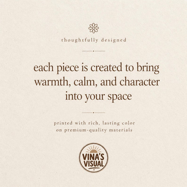 K&ouml;nnte beinhalten: Eine cremefarbene Karte mit einem kleinen Blumensymbol &uuml;ber dem Text "thoughtfully designed", gefolgt von "each piece is created to bring warmth, calm, and character into your space", "printed with rich, lasting color on premium-quality materials" und einem kreisf&ouml;rmigen Logo mit der Aufschrift "VINA'S VISUAL".