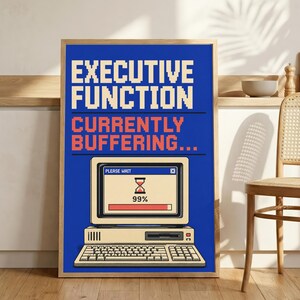 K&ouml;nnte beinhalten: Ein rechteckiger Wandkunstdruck mit blauem Hintergrund und dem Text EXECUTIVE FUNCTION CURRENTLY BUFFERING in Pixel-Schriftart. Unter dem Text befindet sich eine Illustration eines alten Computers mit einem Ladebildschirm bei 99%.