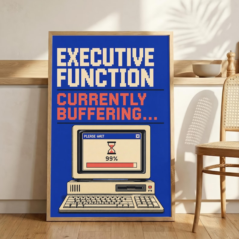 K&ouml;nnte beinhalten: Ein rechteckiger Wandkunstdruck mit blauem Hintergrund und dem Text EXECUTIVE FUNCTION CURRENTLY BUFFERING in Pixel-Schriftart. Unter dem Text befindet sich eine Illustration eines alten Computers mit einem Ladebildschirm bei 99%.