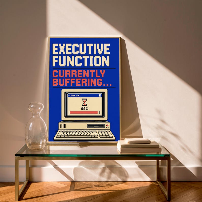 K&ouml;nnte beinhalten: Ein rechteckiges Wandbild mit blauem Hintergrund, wei&szlig;em Text EXECUTIVE FUNCTION und orangefarbenem Text CURRENTLY BUFFERING. Darunter zeigt ein beigefarbener Vintage-Computerbildschirm ein Ladefenster mit einer Sanduhr und 99%.