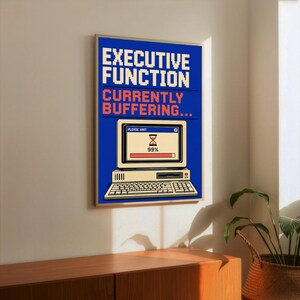 K&ouml;nnte beinhalten: Ein rechteckiges Wandposter mit blauem Hintergrund, wei&szlig;em Pixel-Text EXECUTIVE FUNCTION und orangefarbenem Text CURRENTLY BUFFERING. Darunter befindet sich ein beigefarbener Computer mit einem Bildschirm, der einen Ladebalken bei 99 Prozent zeigt.