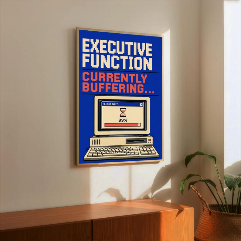 K&ouml;nnte beinhalten: Ein rechteckiges Wandposter mit blauem Hintergrund, wei&szlig;em Pixel-Text EXECUTIVE FUNCTION und orangefarbenem Text CURRENTLY BUFFERING. Darunter befindet sich ein beigefarbener Computer mit einem Bildschirm, der einen Ladebalken bei 99 Prozent zeigt.