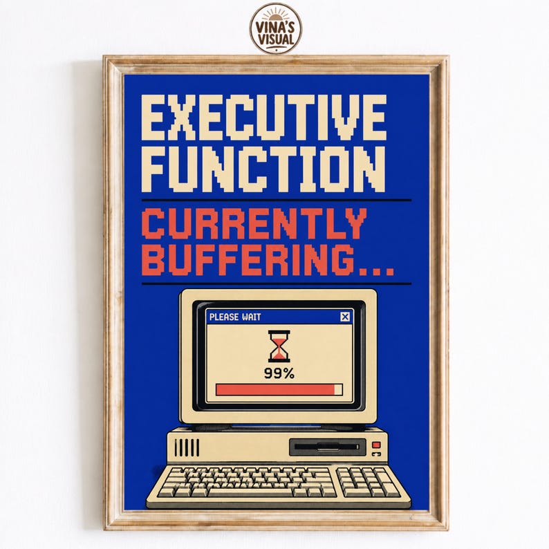 K&ouml;nnte beinhalten: Ein gerahmter Kunstdruck mit blauem Hintergrund, der den Text EXECUTIVE FUNCTION in Wei&szlig; und CURRENTLY BUFFERING in Orange zeigt. Darunter eine Illustration eines Retro-Computers mit einem Ladefenster, Sanduhr und 99% Fortschritt.