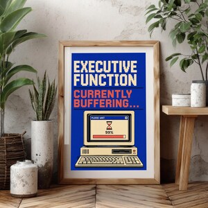 K&ouml;nnte beinhalten: Ein gerahmter Kunstdruck mit blauem Hintergrund und dem Text "EXECUTIVE FUNCTION CURRENTLY BUFFERING..." &uuml;ber einer Illustration eines Retro-Computers. Der Bildschirm zeigt ein "PLEASE WAIT"-Fenster mit Sanduhr und 99%-Ladebalken.