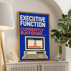 K&ouml;nnte beinhalten: Ein rechteckiges Wandbild in einem Holzrahmen mit blauem Hintergrund, dem verpixelten Text "EXECUTIVE FUNCTION" und "CURRENTLY BUFFERING..." &uuml;ber einer Grafik eines alten Computers, die einen Ladebildschirm bei 99 Prozent anzeigt.