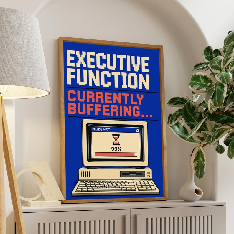 K&ouml;nnte beinhalten: Ein rechteckiges Wandbild in einem Holzrahmen mit blauem Hintergrund, dem verpixelten Text "EXECUTIVE FUNCTION" und "CURRENTLY BUFFERING..." &uuml;ber einer Grafik eines alten Computers, die einen Ladebildschirm bei 99 Prozent anzeigt.
