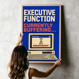 K&ouml;nnte beinhalten: Ein gerahmtes, rechteckiges Wandposter mit blauem Hintergrund und dem Text EXECUTIVE FUNCTION sowie CURRENTLY BUFFERING in Pixel-Schriftart. Darunter zeigt eine Grafik eines Vintage-Computers einen Ladebildschirm mit Sanduhr und 99%.