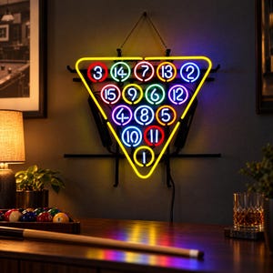 Op de afbeelding: Een driehoekig neonbord met een opstelling van biljartballen genummerd van 1 tot 15. Het bord is omlijnd met felgeel neonlicht, waarbij elke bal wordt weergegeven door een gekleurde neoncirkel met het bijbehorende nummer.