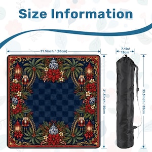 Puede incluir: Una alfombra decorativa con un centro a cuadros azul marino, enmarcada por un dise&ntilde;o festivo con flores de pascua rojas, cascanueces y linternas ornamentadas. La alfombra mide 80 cm cuadrados y viene con una bolsa de transporte negra de 85 cm de largo.