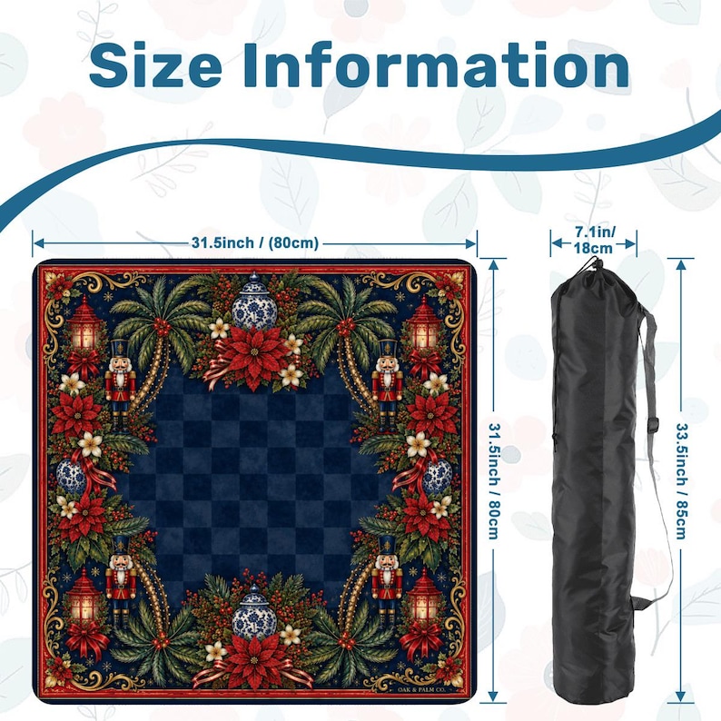Puede incluir: Una alfombra decorativa con un centro a cuadros azul marino, enmarcada por un dise&ntilde;o festivo con flores de pascua rojas, cascanueces y linternas ornamentadas. La alfombra mide 80 cm cuadrados y viene con una bolsa de transporte negra de 85 cm de largo.