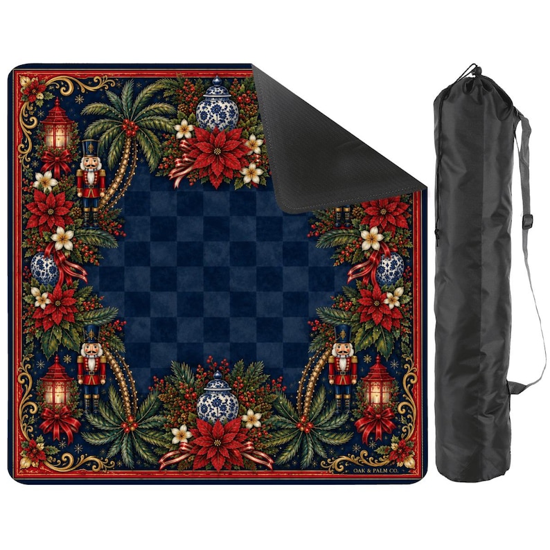 Puede incluir: Una manta de picnic azul marino y a cuadros con un borde decorativo con tem&aacute;tica navide&ntilde;a. El borde presenta flores de pascua, cascanueces y faroles. Se incluye una bolsa de transporte negra.