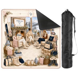 May include: A decorative mat featuring a cozy winter scene with three people relaxing by a fireplace. The mat has a black backing and is accompanied by a black carrying bag. The scene includes skis, boots, and the text "APRÈS SKI SOCIAL".