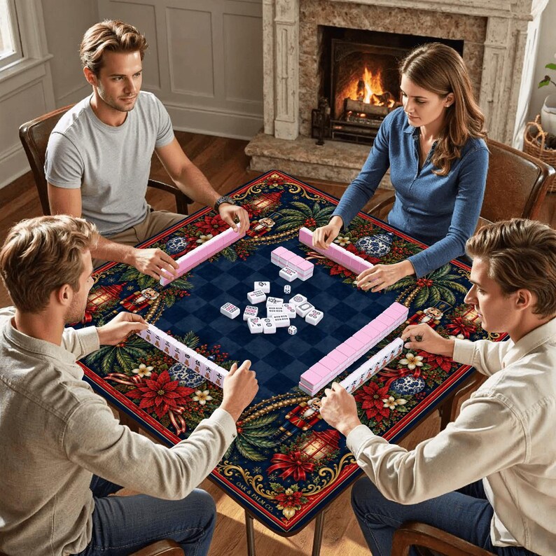 Puede incluir: Cuatro personas jugando al Mahjong alrededor de una mesa cuadrada. La mesa tiene una superficie azul marino con un patr&oacute;n floral y geom&eacute;trico. Se ven estantes rosas para fichas y fichas blancas. Una chimenea est&aacute; en el fondo.