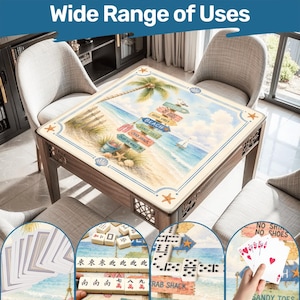 Pu&ograve; includere: Un tavolo da gioco in legno con un design a tema spiaggia. Il tavolo presenta un piano dipinto con una scena di spiaggia, tra cui una palma, cartelli e una barca a vela. Il tavolo &egrave; circondato da sedie e presenta una variet&agrave; di giochi.