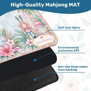 Puede incluir: Una alfombrilla de Mahjong de alta calidad con un dise&ntilde;o decorativo que presenta un cascanueces, flores y una linterna rosa. La alfombrilla tiene una tela t&eacute;cnica suave, protecci&oacute;n ambiental XPE y un respaldo de espuma de goma gruesa antideslizante.