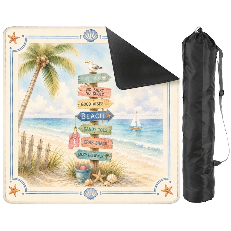 Pu&ograve; includere: Coperta da picnic a tema spiaggia con un'illustrazione ad acquerello di una scena sulla spiaggia, tra cui una palma, un gabbiano e cartelli stradali con frasi come "Relax" e "Good Vibes". Viene fornito con una borsa per il trasporto nera.