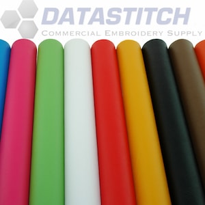 Puede incluir: Una variedad de carretes de hilo de bordar de diferentes colores, incluyendo azul marino, azul real, rosa, verde, blanco, rojo, amarillo, negro, marrón y naranja. Los carretes están dispuestos en una fila, con los colores pasando de oscuro a claro. Todos los carretes son del mismo tamaño y forma. El texto "DATAStitch COMMERCIAL EMBROIDERY SUPPLY" es visible en la parte superior de la imagen.