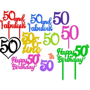 Peut inclure: Une collection de décorations de gâteau multicolores présentant le nombre 50 dans diverses polices et styles. Les motifs incluent des phrases comme 50 and Fabulous, Happy 50th Birthday et 50 & fine, en rouge, bleu, violet, rose, jaune, vert et noir.