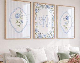Conjunto de láminas personalizadas con monograma de 3 letras y hortensias azules para decoración de pared, estilo preppy costero, ideal para dormitorios, habitaciones de estilo millennial y guarderías.