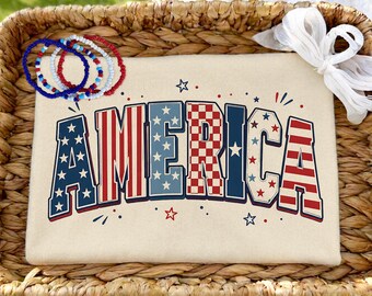 America PNG / Design del testo con stelle blu e rosse, effetto consumato e non consumato / Download digitale della grafica del 4 luglio degli Stati Uniti per il Giorno dell'Indipendenza