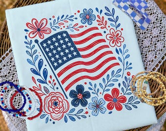 Bandiera americana floreale PNG, maglietta patriottica in stile folk art, fiori selvatici rossi, bianchi e blu, 4 luglio 250, download digitale